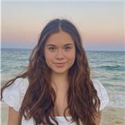 Profesora de repaso estudiando bachillerato científico biológico sanitario.